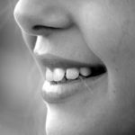 Ładne zdrowe zęby także wspaniały prześliczny uśmiech to powód do zadowolenia.